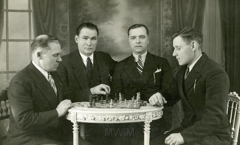 KKE 295.jpg - Francja. Od lewej: drugi Piotr Szylkin. lata 30 XX wieku.